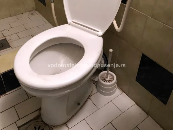 Curenje baltik manžetne na wc šolji