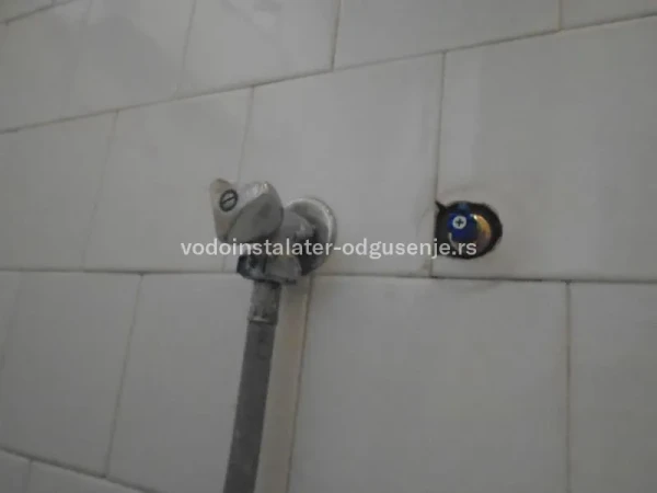 Curenje vode iz zida kupatila