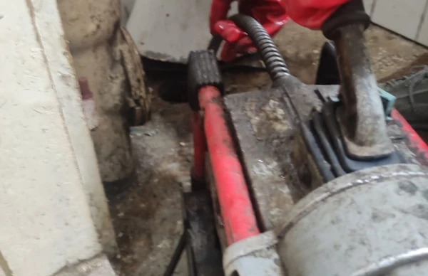 Curenje vode na cevima u šahti