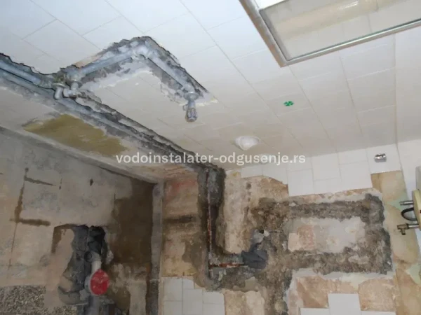 Curenje vode na sastavu kanalizacione cevi