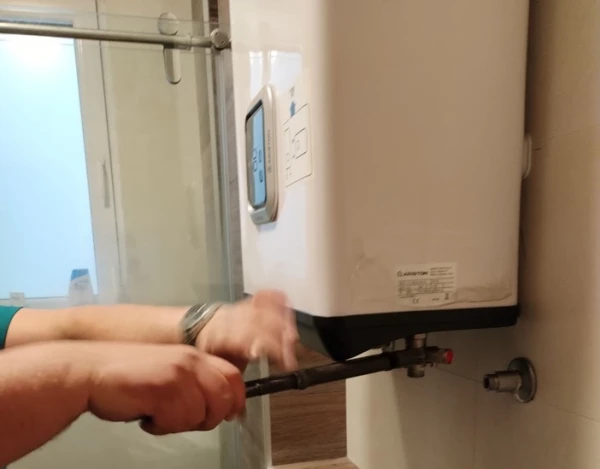 Curenje vode u blizini bojlera