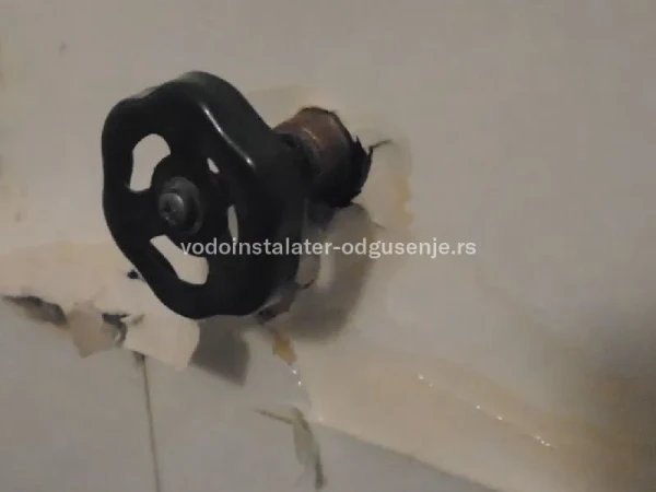 Curi ventil u kutiji za hidrant