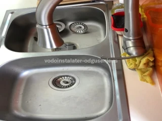 Da li otpušavanje sudopere podrazumeva otpušavanje sifona?