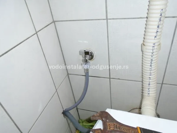 Iz kuhinjskog sifona se vraća voda