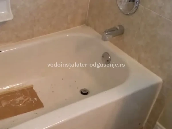Kada se koristi tuš vraća se voda na podu