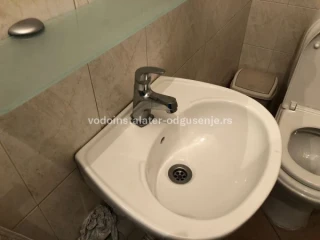 Kako sam otpušiti lavabo?