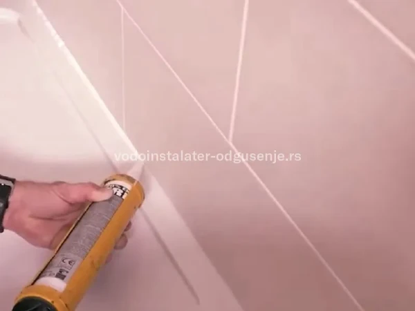 Menjanje silikona na tuš kabini