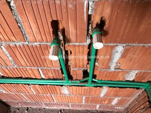 Na bateriji iznad kada se loše meša voda, izlazi hladna