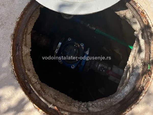 Odgušenje cevi koja vodi u septičku jamu