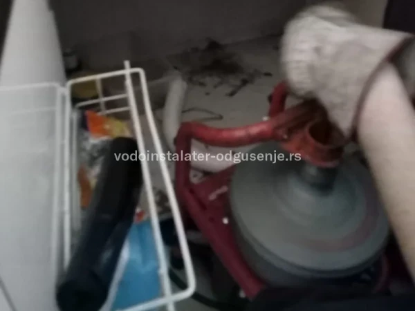 Odgušenje kanalizacionog otvora sudopere