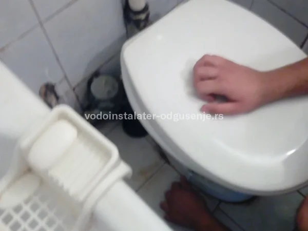 Odgušenje wc šolje pomoću mašina