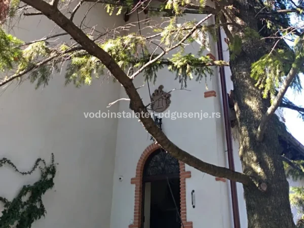 Oluci na zgradama moraju da budu prohodni