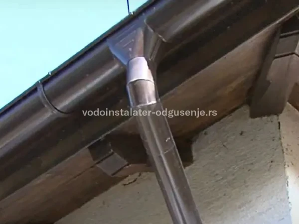 Oluk preliva pa curi voda niz fasadu