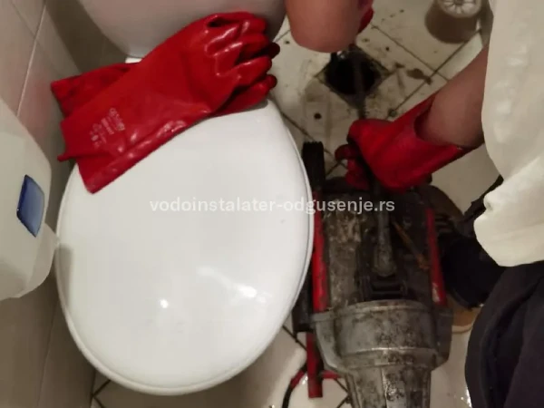 Otpušavanje cevi WC šolje