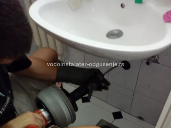 Otpušavanje lavaboa mašinama i zamena sifona