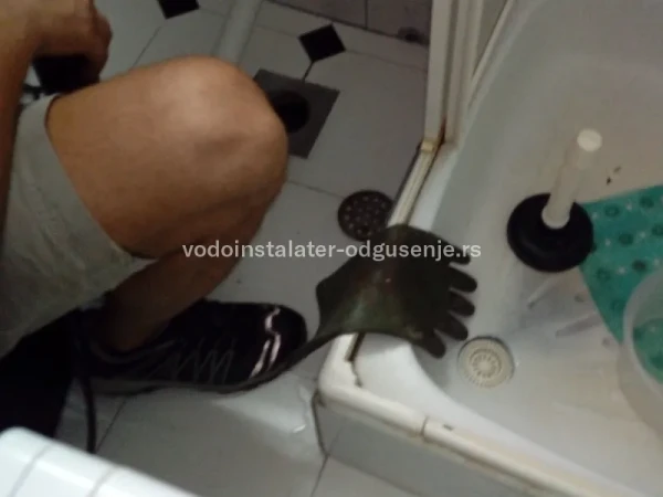 Otpušavanje lavaboa pomoću mašina