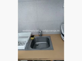 Otpušavanje sudopere vakuum gumom