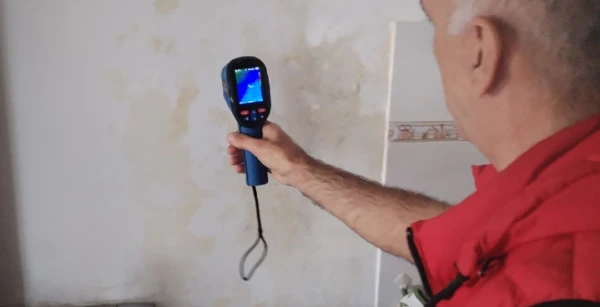 Pronalazak kamerom vodovodne cevi koja ulazi u kupatilo