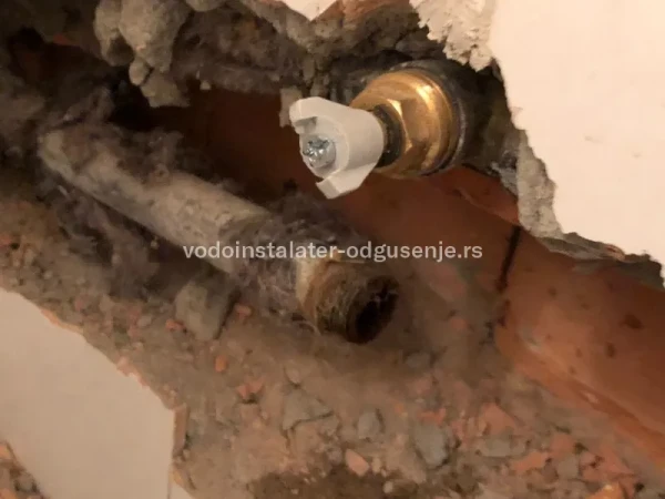 Rušenje zida zbog natrule cevi