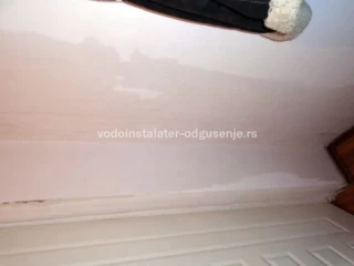Šta ako primetite da je zid vlažan iza pločica?