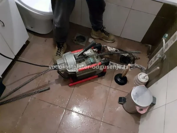 Šta kada curi voda na krivini od izlaza WC šolje do zida?