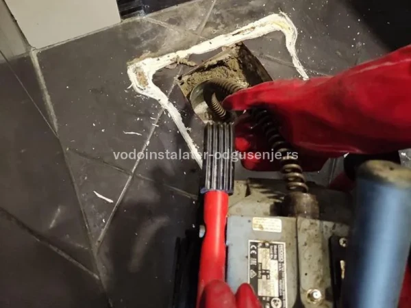 Šta kada nastane zagušenje u slivniku pored kade?