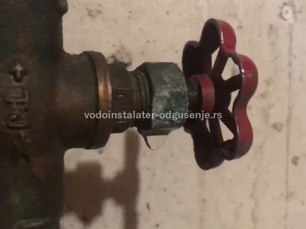 Šta kada pušta ventil na vodovodnoj cevi u šahtu?