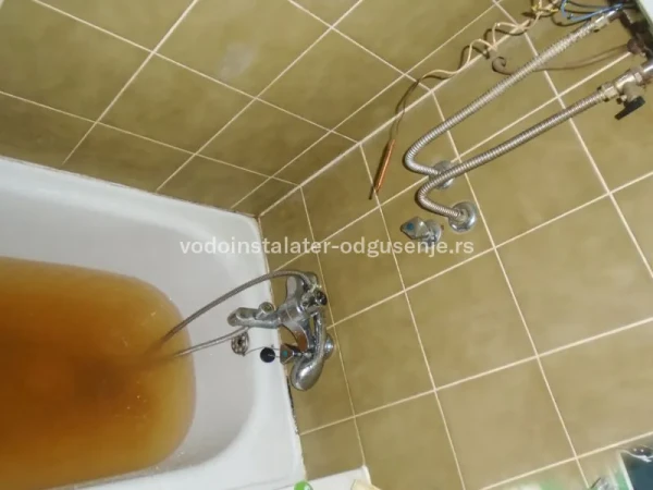 Šta kada pušta voda oko slivnika kade?