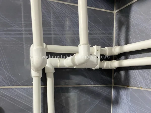 Stavljanje plastičnih cevi sa spoljnje strane pločica