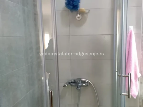 Tuš kabina se odlepila
