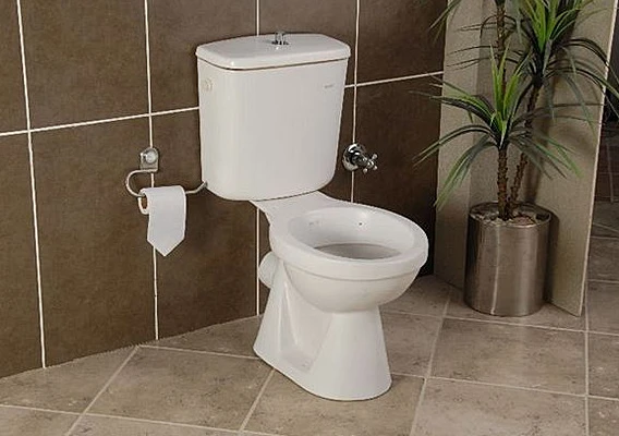 Vlažan pod oko WC šolje – vodoinstalater rešava curenje