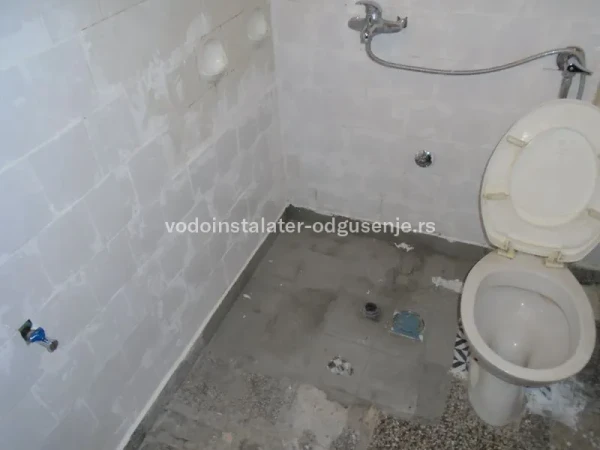 Voda ide lagano iz WC šolje, ne ide kako treba