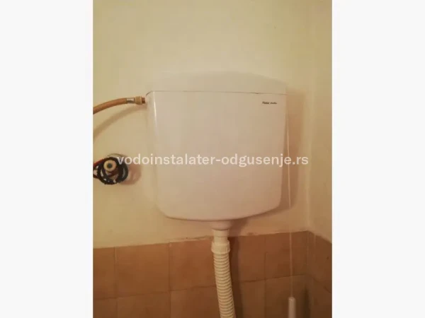 Vodokotlić curi u šolju