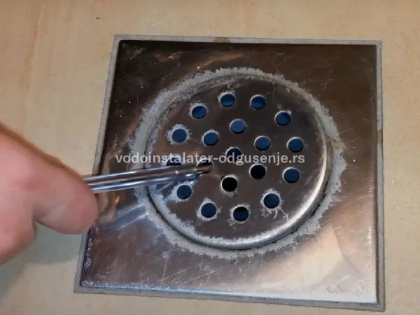 Zagušenje odvodnog kanala u tuš kabini