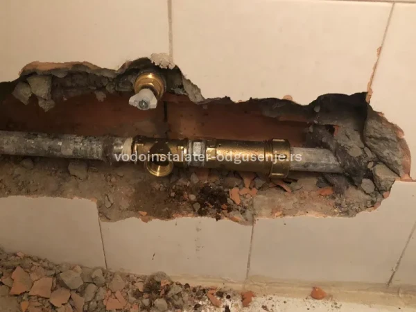 Zamena jednog dela trule cevi