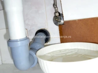 Zapušen odvod u zidu