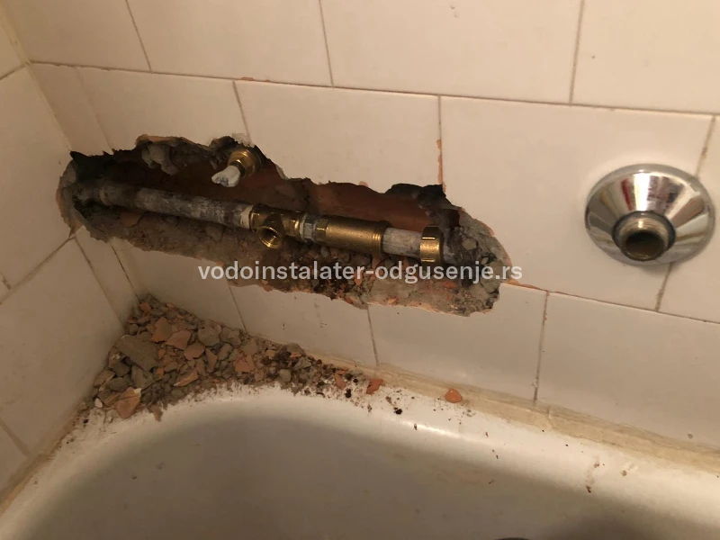 Curenje vode iz cevi 1