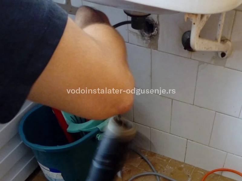 ODGUŠENJE KANALIZACIJE VRAČAR 13 3